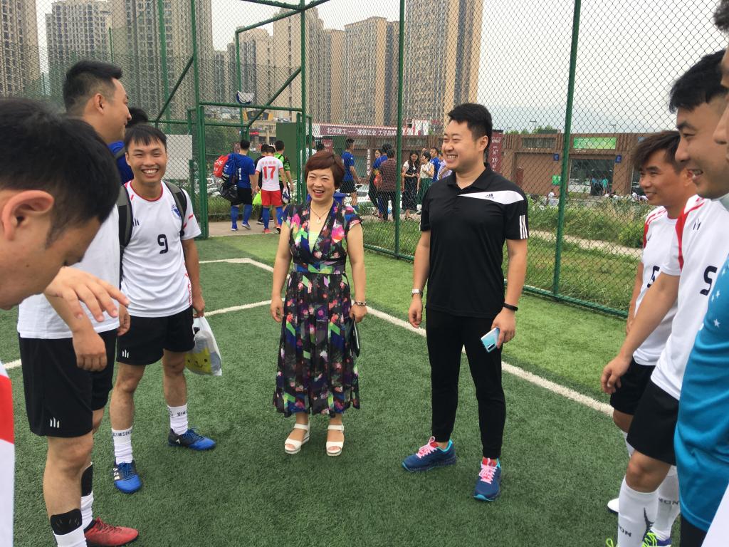 谢校长与运动员赛前交流